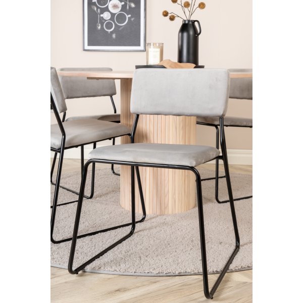 Bianca Matgrupp runt vitputsat matbord med 4 st Kenth grå stolar Bianca Matgrupp runt vitputsat matbord med 4 st Kenth grå stolar