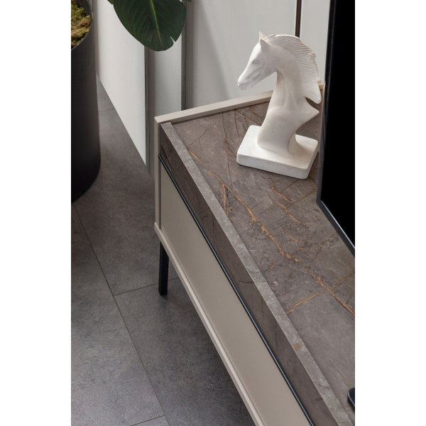 Beskar TV-bänk - Sandsten/svart Beskar TV-bänk - Sandsten/svart