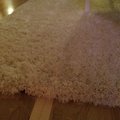 Den är jätte mjuk och härlig att gå på. Dock släpper den väldigt mycket trådar. Det är tråkigt för trådarna ligger överallt och man blir lätt irriterad. Men ändå är jag mycket nöjd med mitt inköp för den är mysig att ha fötterna och den var som den ser ut på bilden när jag beställde. Ryamatta Luxus Soft - Vit