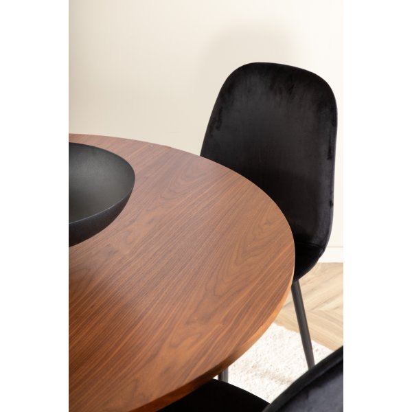 Bianca Matgrupp runt valnt matbord med 4 st Polar svart stolar