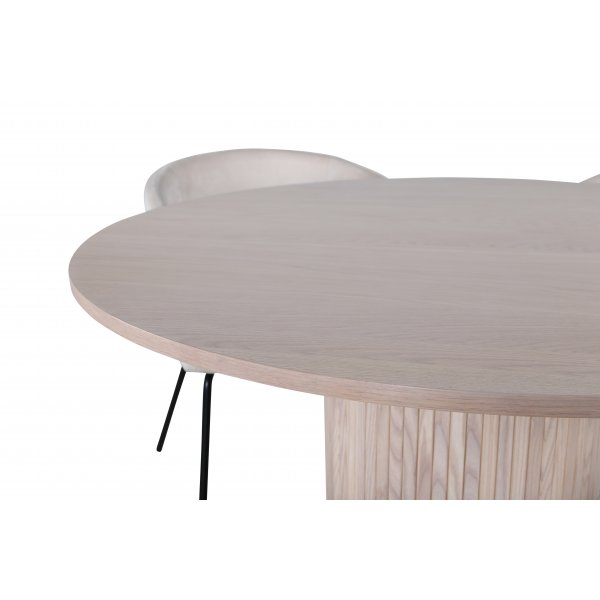 Bianca Matgrupp runt vitputsat matbord med 4 st Berit beige stolar