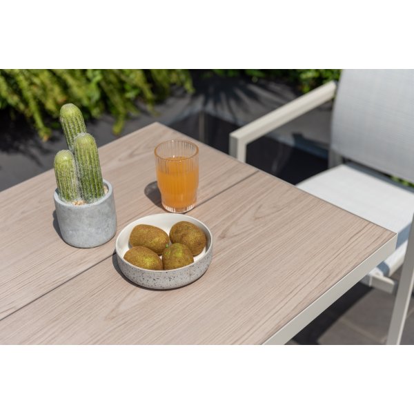 Urbanite cafgroep met tafel 63 x 63 cm en 2 stapelbare eetkamerstoelen - Beige