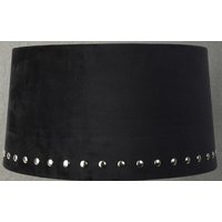 Velvet lampskärm med nitar 33 cm - Svart / Krom Velvet lampskärm med nitar 33 cm - Svart / Krom
