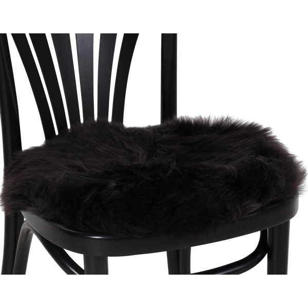 Plaza stolsdyna fårskinn 34 cm - Mörkbrun Plaza stolsdyna fårskinn 34 cm - Mörkbrun