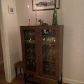Kundbild Carl vitrinsk�p l�gt (Highboard) - Brunbetsad ek: �ntligen ett snyggt vintrinsk�p...