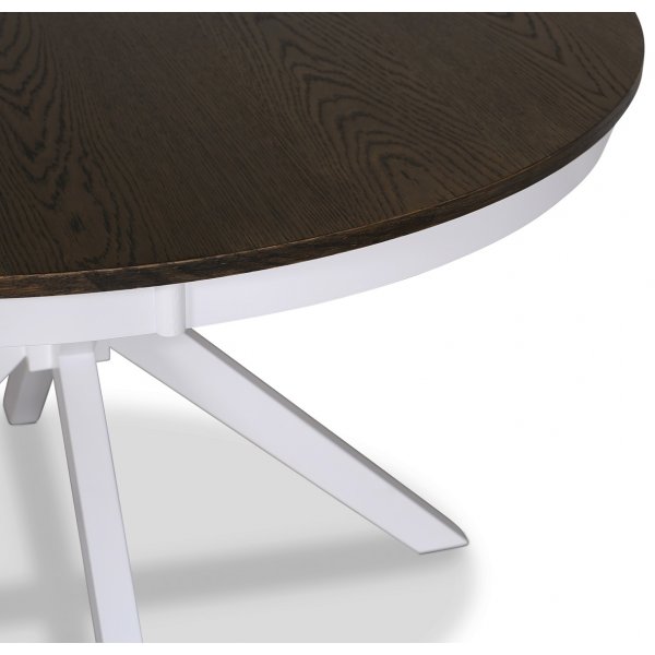 Skagen matgrupp; runt matbord 120 cm - Vit / brunbetsad ek med 4 st Danderyd No.18 stolar Whitewash Skagen matgrupp; runt matbord 120 cm - Vit / brunbetsad ek med 4 st Danderyd No.18 stolar Whitewash