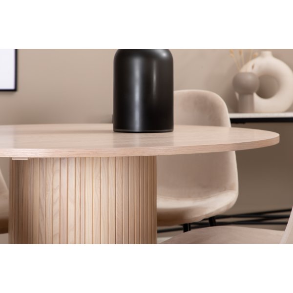 Bianca Matgrupp runt vitputsat matbord med 4 st Polar beige stolar Bianca Matgrupp runt vitputsat matbord med 4 st Polar beige stolar