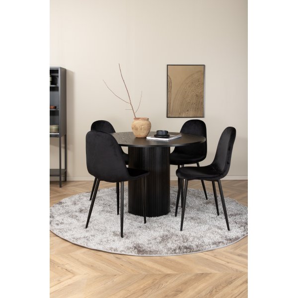 Bianca Matgrupp runt svart matbord med 4 st Polar svart stolar