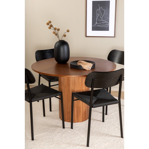 Bianca Matgrupp runt valnt matbord med 4 st Polly svart stolar