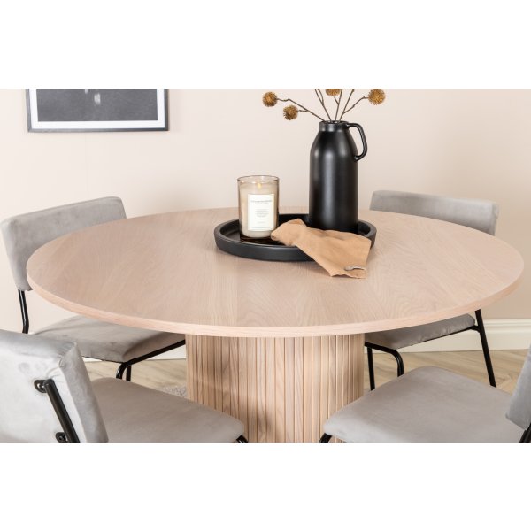 Bianca Matgrupp runt vitputsat matbord med 4 st Kenth grå stolar Bianca Matgrupp runt vitputsat matbord med 4 st Kenth grå stolar