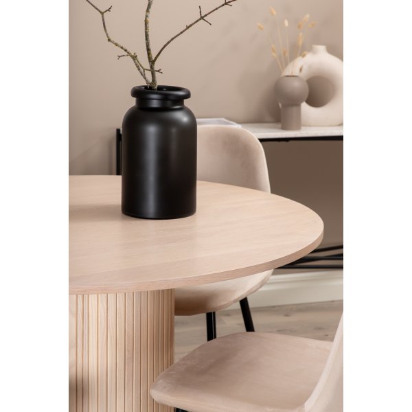 Bianca Matgrupp runt vitputsat matbord med 4 st Polar beige stolar Bianca Matgrupp runt vitputsat matbord med 4 st Polar beige stolar