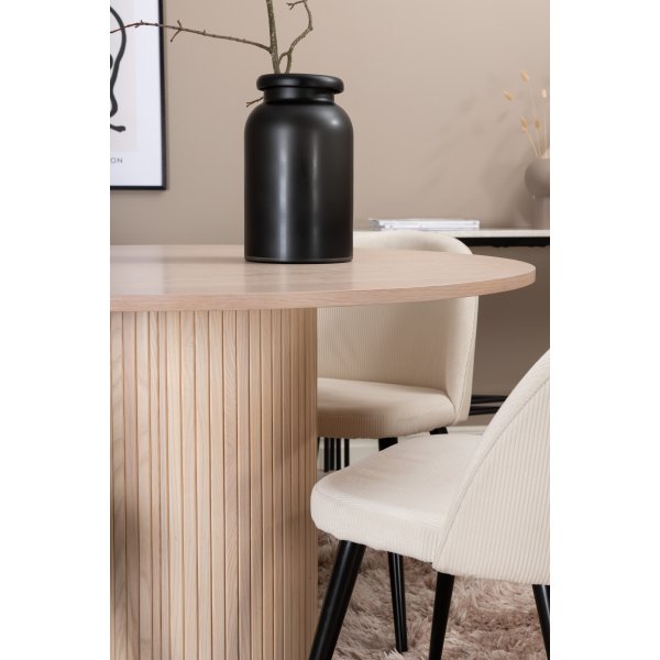 Bianca Matgrupp runt vitputsat matbord med 4 st Velvet gr�ddvit stolar