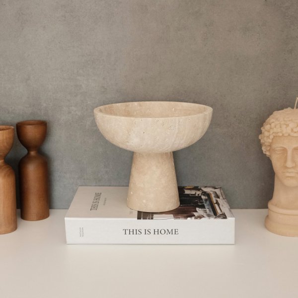 Skl med fot i beige Travertinmarmor