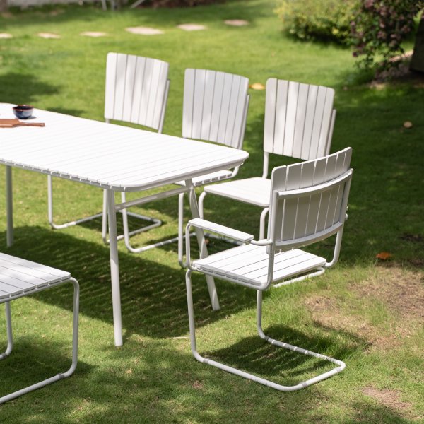 Matgrupp fr 8 personer: bord 180x80 cm med 8 st stolar