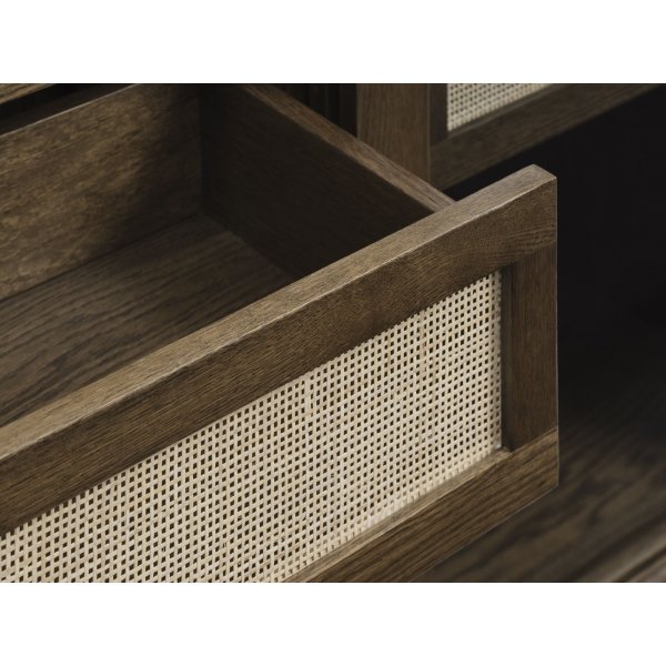 Yuma vitrinekast van gerookt eikenhout met rotan details Yuma vitrinekast van gerookt eikenhout met rotan details