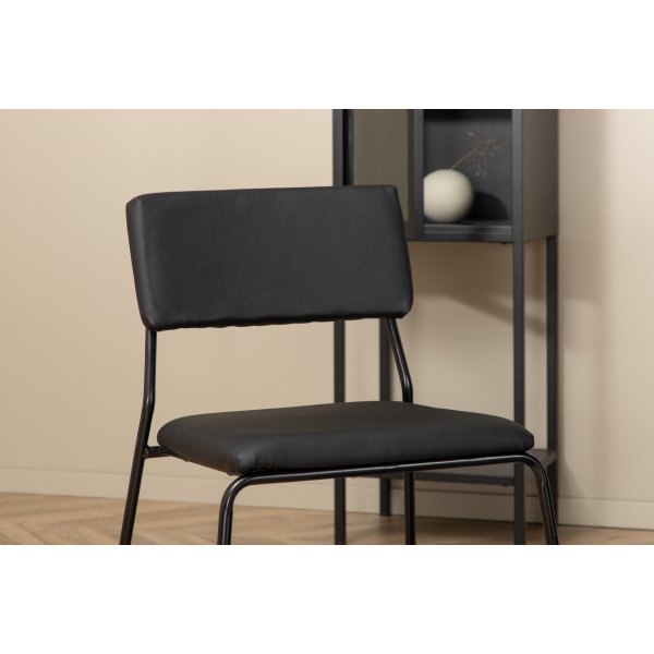 Bianca Matgrupp runt svart matbord med 4 st Kenth svart stolar