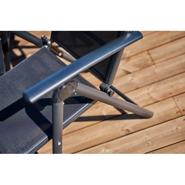 Bjurvik matgrupp; bord med 4 st stolar plus parasol By Martinsen - Svart