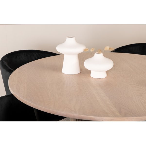 Bianca Matgrupp runt vitputsat matbord med 4 st Berit svart stolar