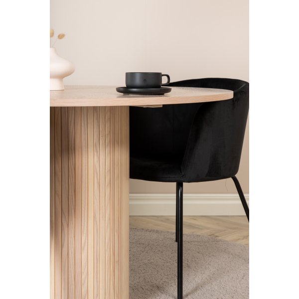 Bianca Matgrupp runt vitputsat matbord med 4 st Berit svart stolar