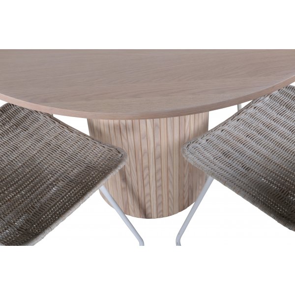 Bianca Matgrupp runt vitputsat matbord med 4 st Cirebon rotting stolar