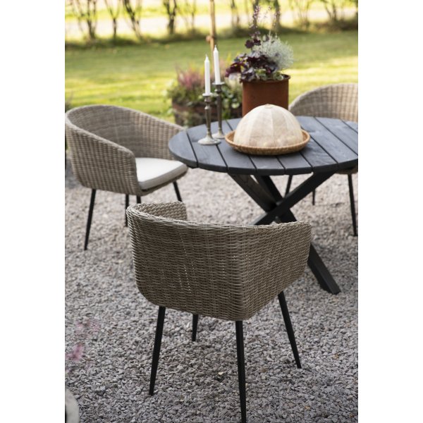 Utegrupp: svart matbord runt Ø112 cm med 4 st karmstolar Utegrupp: svart matbord runt Ø112 cm med 4 st karmstolar
