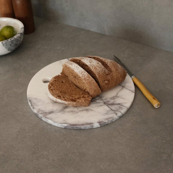 Rund skärbräda i vit marmor från Sicilien - ?Ø25 cm Rund skärbräda i vit marmor från Sicilien - ?Ø25 cm