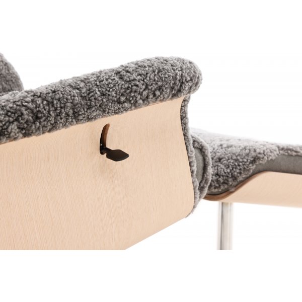 Ulla fåtölj med fotpall i fårskinn - Grå / Whitewash / Krom + Textilrengöring för möbler Ulla fåtölj med fotpall i fårskinn - Grå / Whitewash / Krom + Textilrengöring för möbler