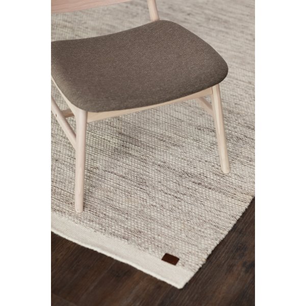 Tapis tuft en laine tiss main Crme