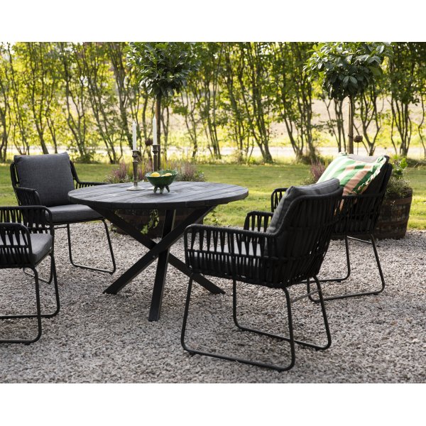 Utegrupp Mikado: Scottsdale runt svart matbord Ø112 cm inklusive 4 st Mikado svarta karmstolar med gråa dynor Utegrupp Mikado: Scottsdale runt svart matbord Ø112 cm inklusive 4 st Mikado svarta karmstolar med gråa dynor