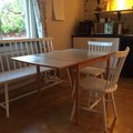 Mycket vacker stol. De fint svarvade ryggpinnarna gör att stolen känns så där nätt och härlig som en pinnstol ska göra! Tärnö Pinnstol - Vit
