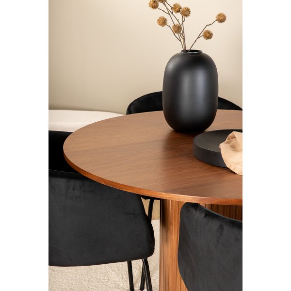 Bianca Matgrupp runt valnöt matbord med 4 st Berit svart stolar Bianca Matgrupp runt valnöt matbord med 4 st Berit svart stolar