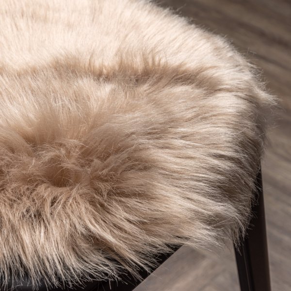Katy stolsdyna 34 x 34 cm - Brun fuskpäls Katy stolsdyna 34 x 34 cm - Brun fuskpäls