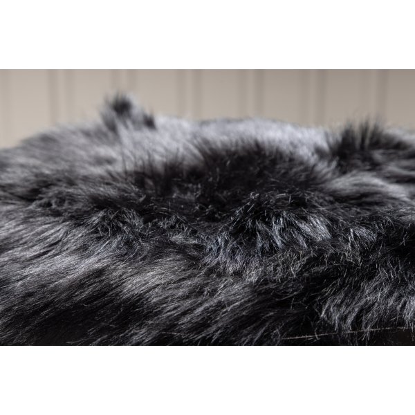 Katy stolsdyna 34 x 34 cm - Svart fuskpäls Katy stolsdyna 34 x 34 cm - Svart fuskpäls