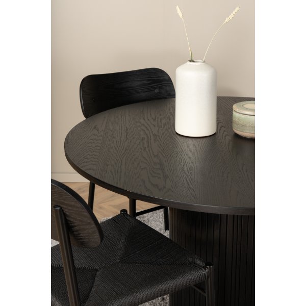 Bianca Matgrupp runt svart matbord med 4 st Polly svart stolar
