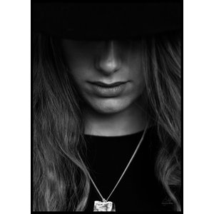 HAT PORTRAIT CLOSE UP B&ampW - Poster 50x70 cm