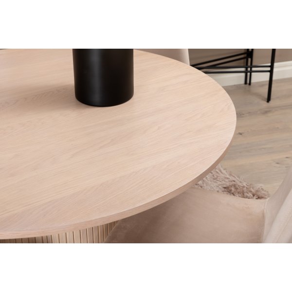 Bianca Matgrupp runt vitputsat matbord med 4 st Polar beige stolar Bianca Matgrupp runt vitputsat matbord med 4 st Polar beige stolar