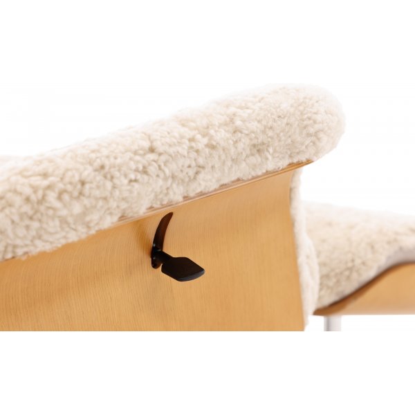 Ulla fåtölj med fotpall i fårskinn - Beige / Ek / Krom + Textilrengöring för möbler Ulla fåtölj med fotpall i fårskinn - Beige / Ek / Krom + Textilrengöring för möbler