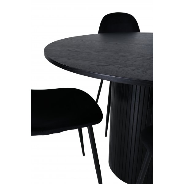 Bianca Matgrupp runt svart matbord med 4 st Polar svart stolar