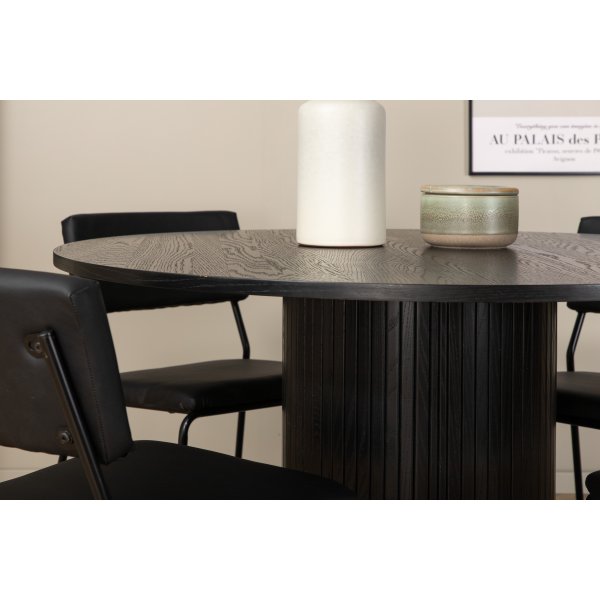 Bianca Matgrupp runt svart matbord med 4 st Kenth svart stolar