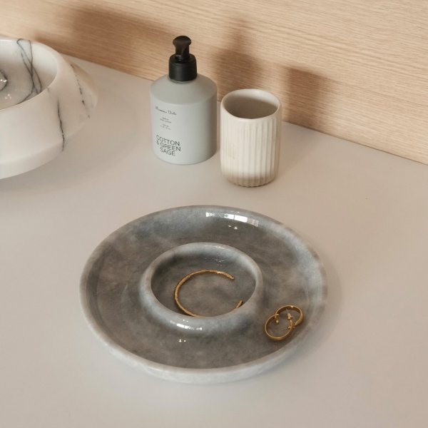 Badrumsbricka i grå marmor från Verona Badrumsbricka i grå marmor från Verona