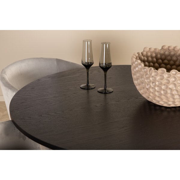 Bianca Matgrupp runt svart matbord med 4 st Berit grå stolar Bianca Matgrupp runt svart matbord med 4 st Berit grå stolar