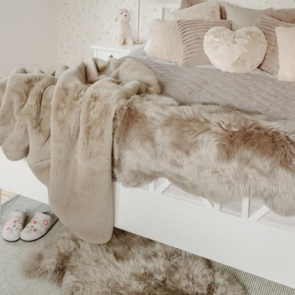 Gently dubbelt fårskinn Taupe - 60 x 180 cm Gently dubbelt fårskinn Taupe - 60 x 180 cm