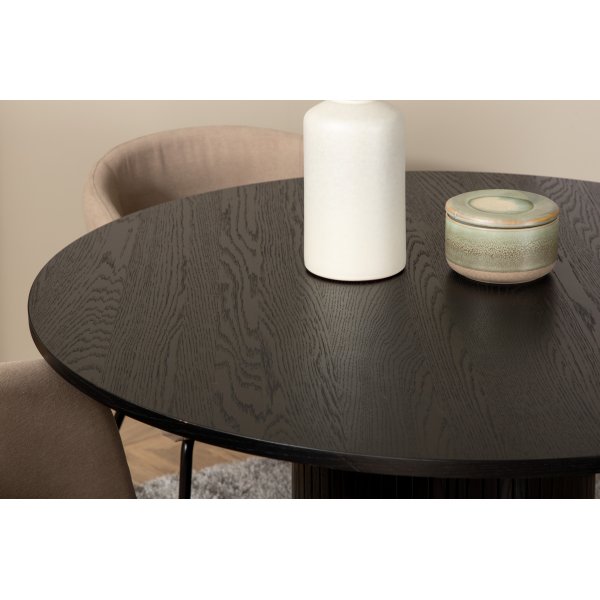 Bianca Matgrupp runt svart matbord med 4 st Berit beige stolar