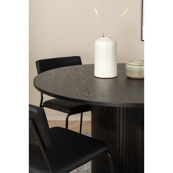 Bianca Matgrupp runt svart matbord med 4 st Kenth svart stolar
