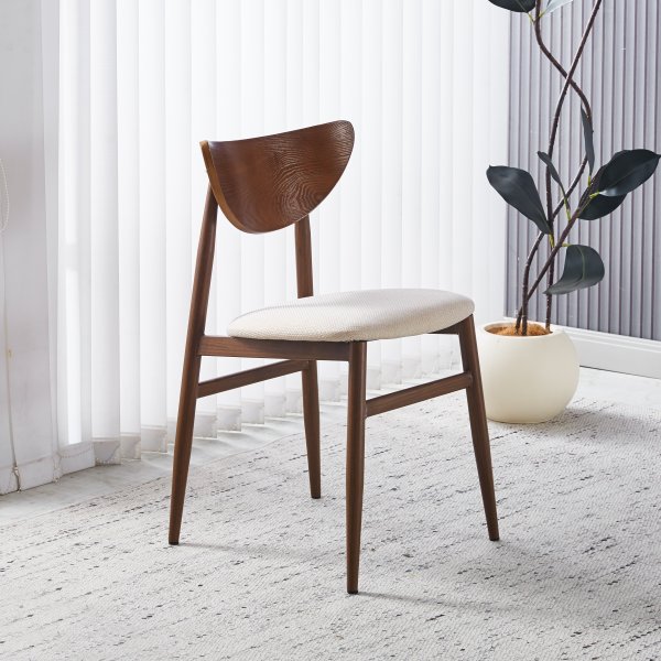 Ludvig stol med beige tyg och valnöt Ludvig stol med beige tyg och valnöt