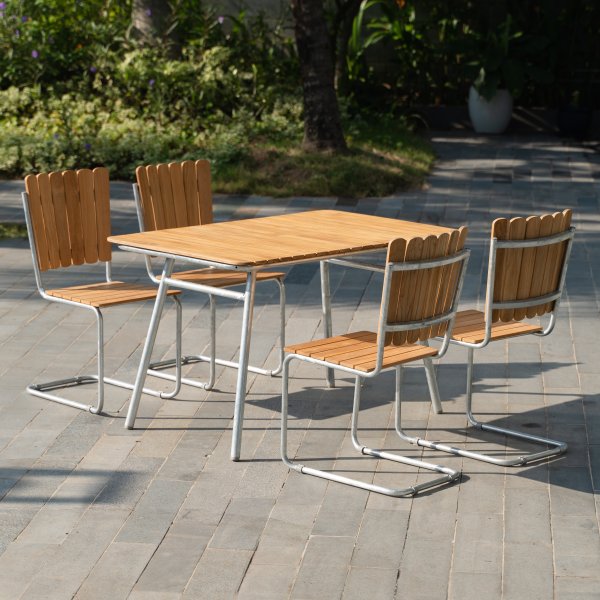 Mllan utegrupp i teak: 4 st stolar med matbord 120x80 cm
