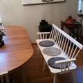 Passar super bra som kössoffa samt rumsavdelare vid öppen planlösning. Luftigt och nätt som ger ett modernt intryck, jämfört men en gammal kökssoffa Linköping Pinnsoffa - Vit