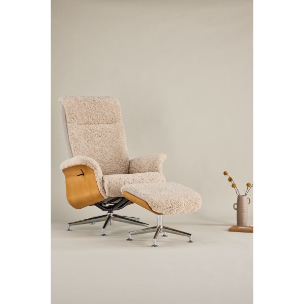 Ulla fåtölj med fotpall i fårskinn - Beige / Ek / Krom + Textilrengöring för möbler Ulla fåtölj med fotpall i fårskinn - Beige / Ek / Krom + Textilrengöring för möbler