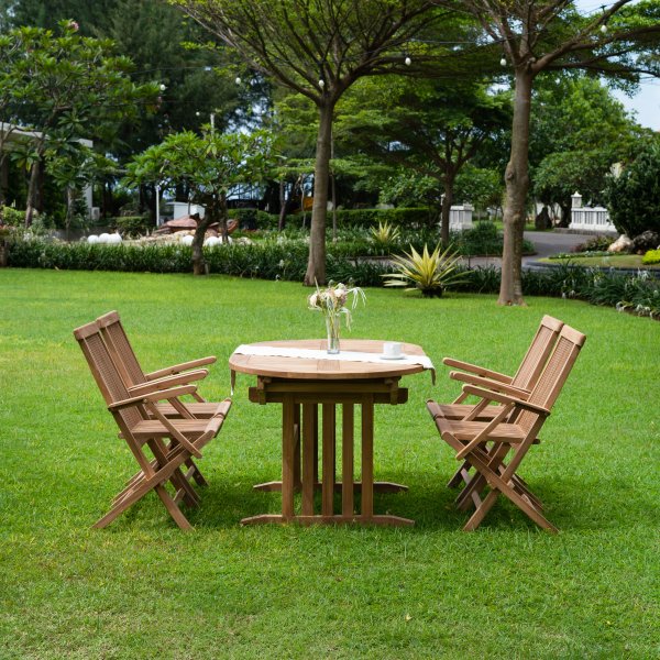 Salt� utegrupp; matbord med 4 stycken karmstolar