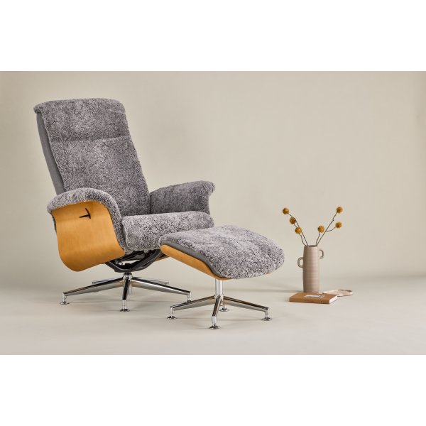 Ulla fåtölj med fotpall i fårskinn - Grå / Ek / Krom + Möbeltassar Ulla fåtölj med fotpall i fårskinn - Grå / Ek / Krom + Möbeltassar